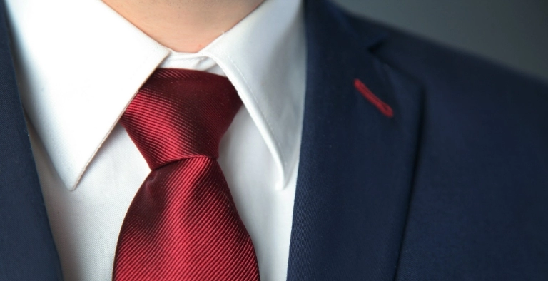 osoba z czerwonym krawatem